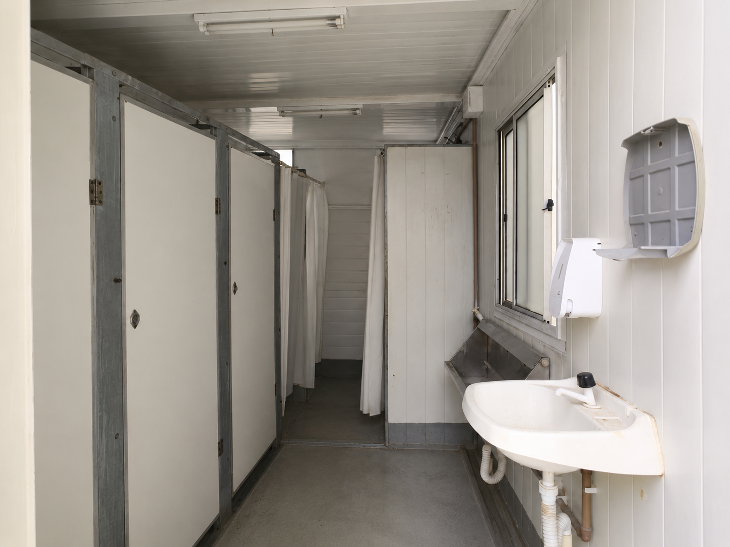 Container banheiro - interior com pias